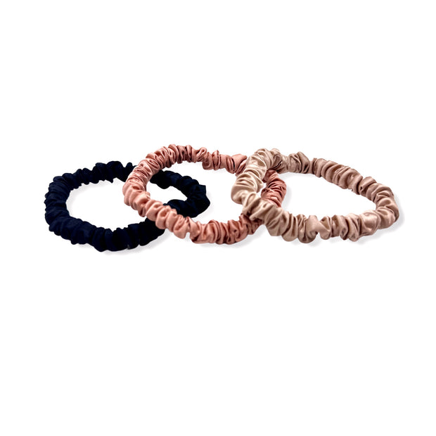 Luxurious silk scrunchies safe for hair, designed to prevent breakage and eliminate kinks for smooth, healthy hair
