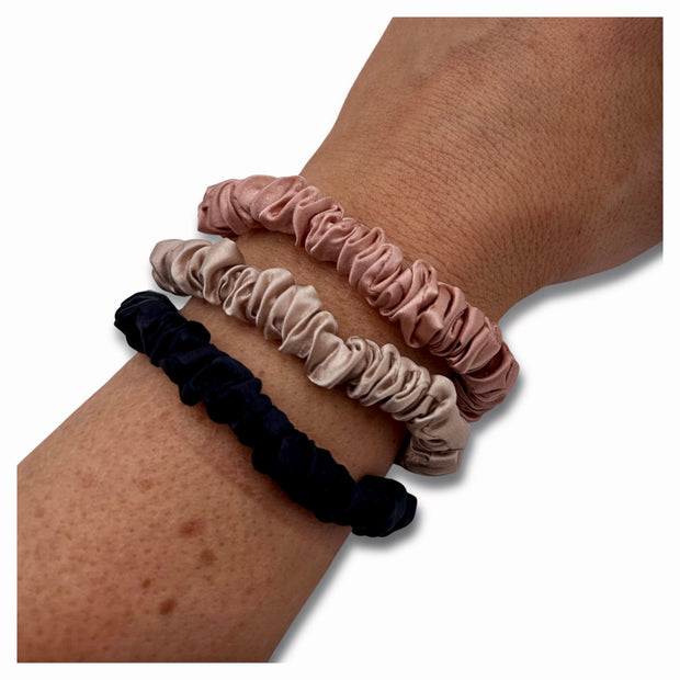 Luxurious silk scrunchies safe for hair, designed to prevent breakage and eliminate kinks for smooth, healthy hair